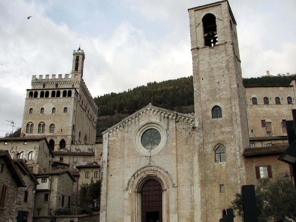 La Signora Dei Fiori Apartment Gubbio Bagian luar foto