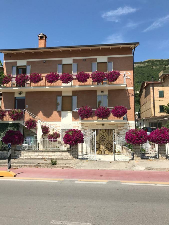 La Signora Dei Fiori Apartment Gubbio Bagian luar foto