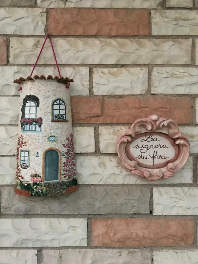 La Signora Dei Fiori Apartment Gubbio Bagian luar foto